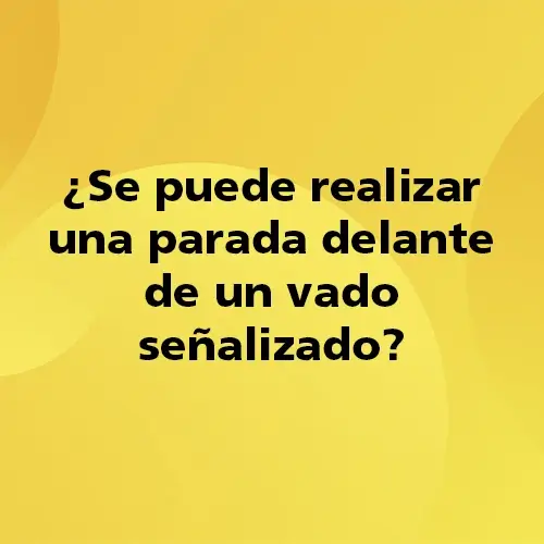 Pregunta teórica: ¿Se puede realizar una parada delante de un vado señalizado? Fondo amarillo con texto negro destacando la pregunta.