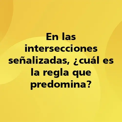 Pregunta teórica: En las intersecciones señalizadas, ¿cuál es la regla que predomina? Fondo amarillo con texto negro destacando la pregunta.