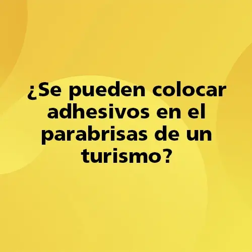 Pregunta teórica: ¿Se pueden colocar adhesivos en el parabrisas de un turismo? Fondo amarillo con texto negro destacando la pregunta.